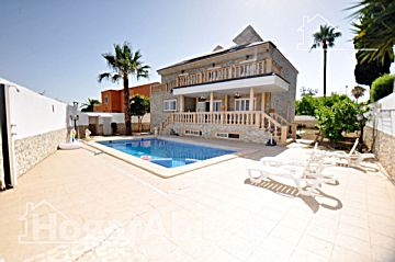 Foto Venta de casa con piscina y terraza en L'Eliana , URB. EL PARADIS