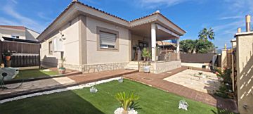 Foto Venta de casa con piscina y terraza en Llíria, URB. VALL DE LLIRIA