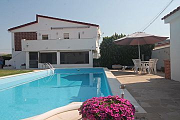  Venta de casa con piscina y terraza en Vinaròs