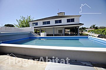 Foto Venta de casa con piscina y terraza en Llíria, Urb. Chuliesa